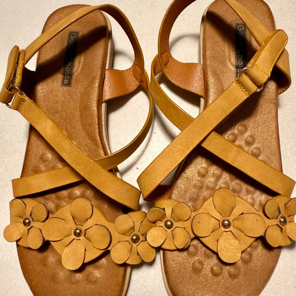 Good Choices Women's Criss Cross Strappy Sandals W/ Leather & Gold Flowers Sz 8
